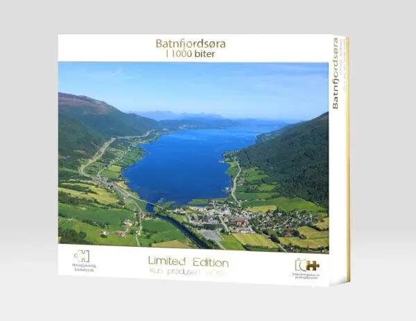 Puslespill av Batnfjordsøra med 1000 brikker. Ferdiglagt er puslespillet 70 x 50 cm.