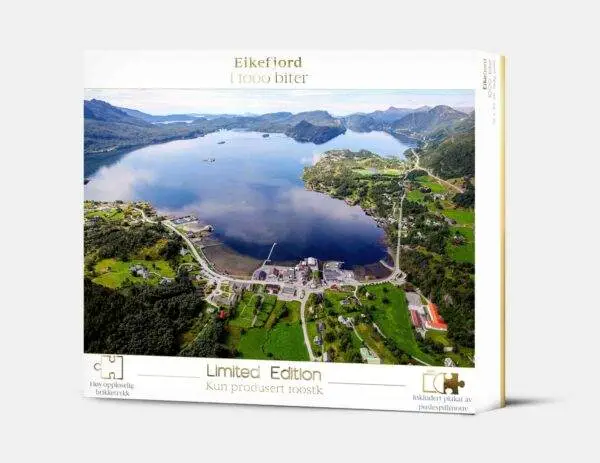 Puslespill av Eikefjord med 1000 brikker. Ferdiglagt er puslespillet 70 x 50 cm.