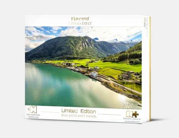 Puslespill av Fjærland med 1000 brikker. Ferdiglagt er puslespillet 70 x 50 cm.