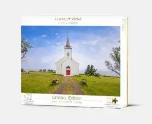 Puslespill av Kistrand kirke med 1000 brikker. Ferdiglagt er puslespillet 70 x 50 cm.