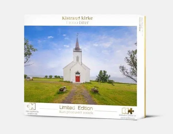 Puslespill av Kistrand kirke med 1000 brikker. Ferdiglagt er puslespillet 70 x 50 cm.