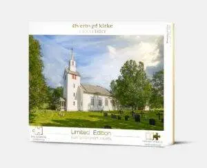 Puslespill av Øverbygd kirke med 1000 brikker. Ferdiglagt er puslespillet 70 x 50 cm.