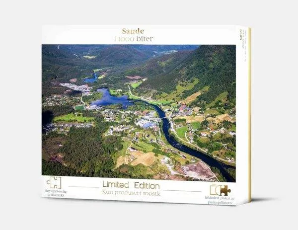 Puslespill av Sande med 1000 brikker. Ferdiglagt er puslespillet 70 x 50 cm.